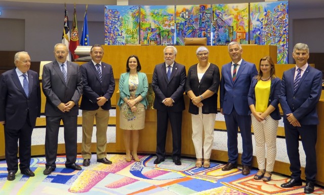 Foto de grupo, no Salón de Plenos da Asemblea Lexislativa dos Azores, acompañados pola presidenta da Cámara